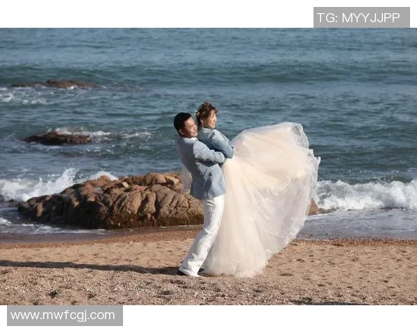 足球明星与妻子海边浪漫时光尽显甜蜜瞬间的美丽照片分享